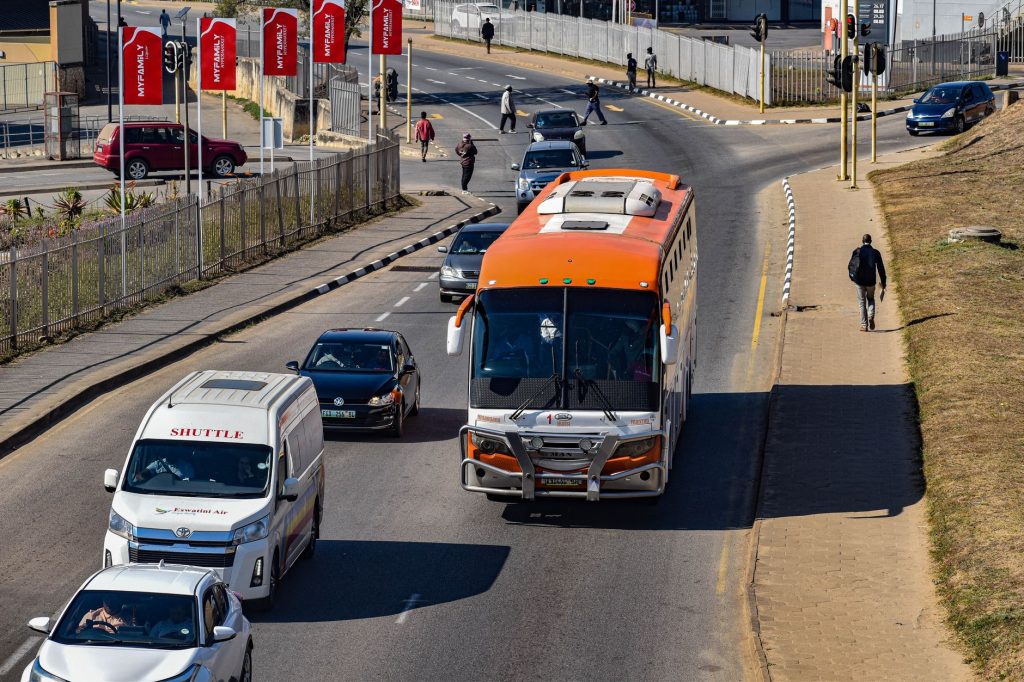 Autonome Shuttles im ÖPNV: elektrisches Kleinfahrzeug an einer Haltestelle in der Stadt