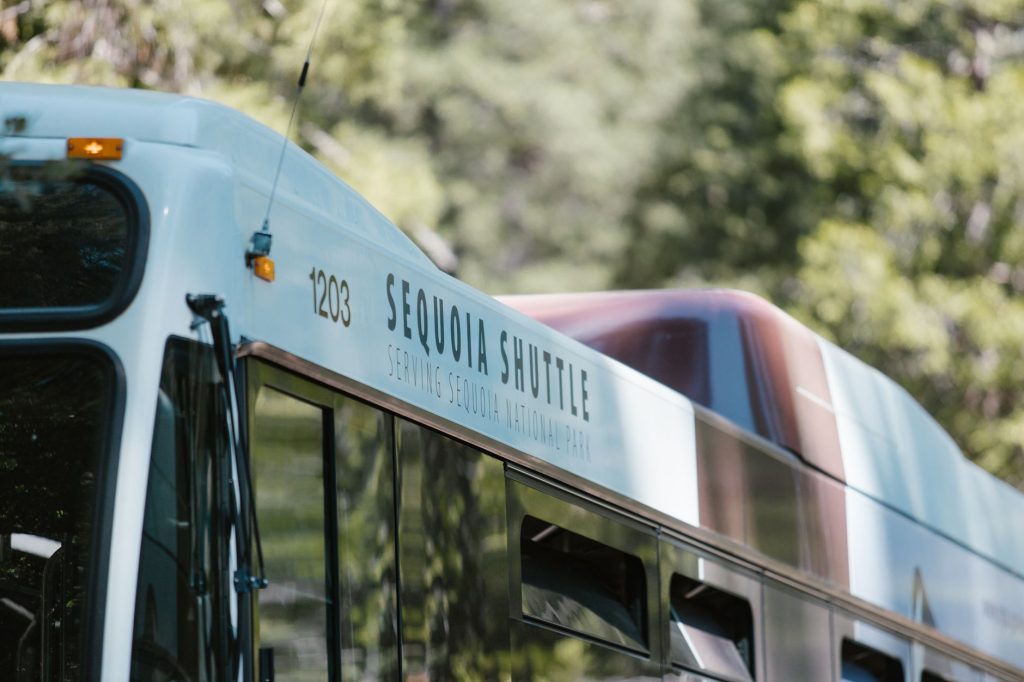 Autonomes Campus-Shuttle fährt auf einem Forschungscampus an Gebäuden vorbei