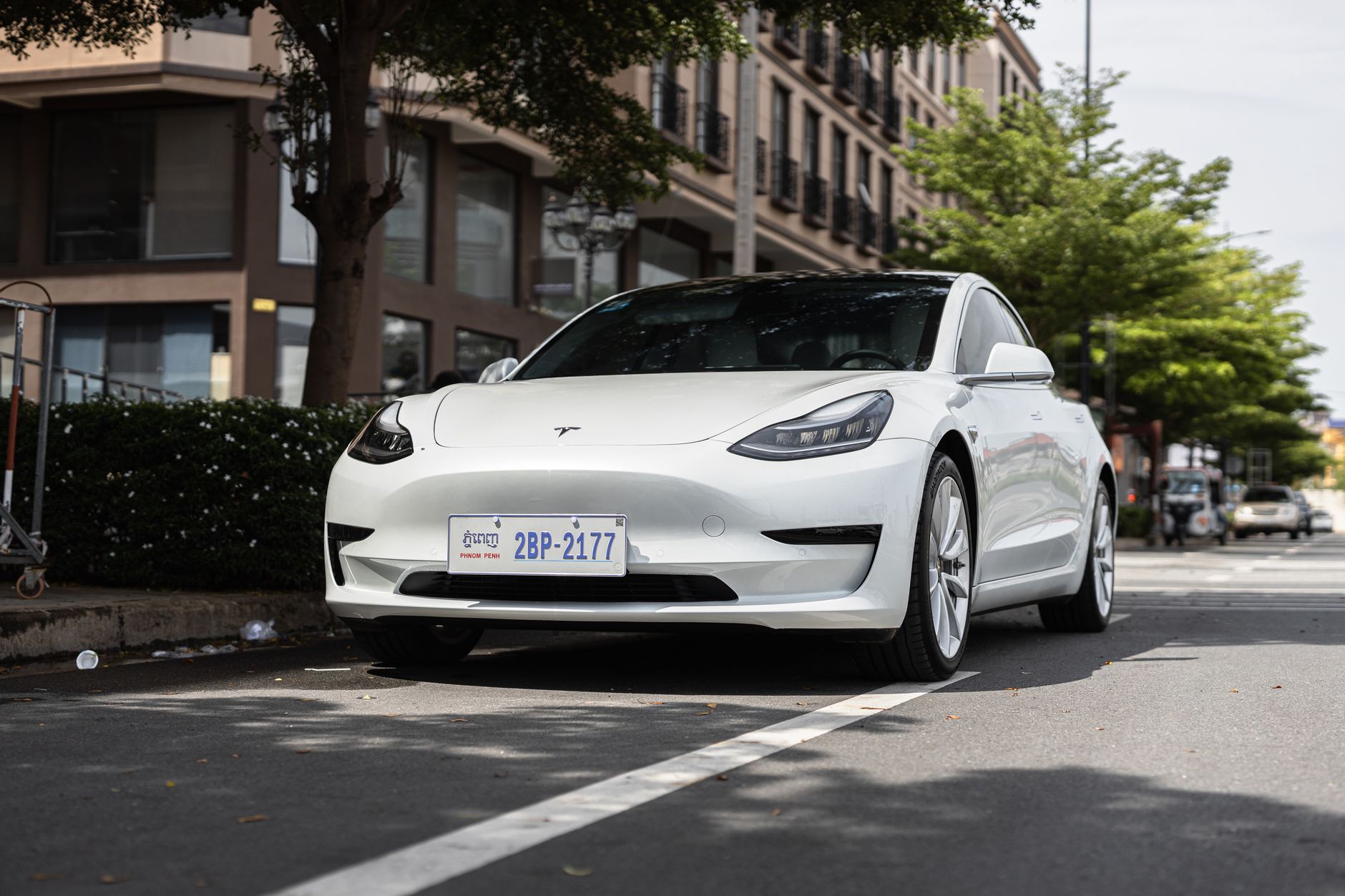 E-Auto Neuzulassungen 2026: modernes Elektroauto im Stadtverkehr