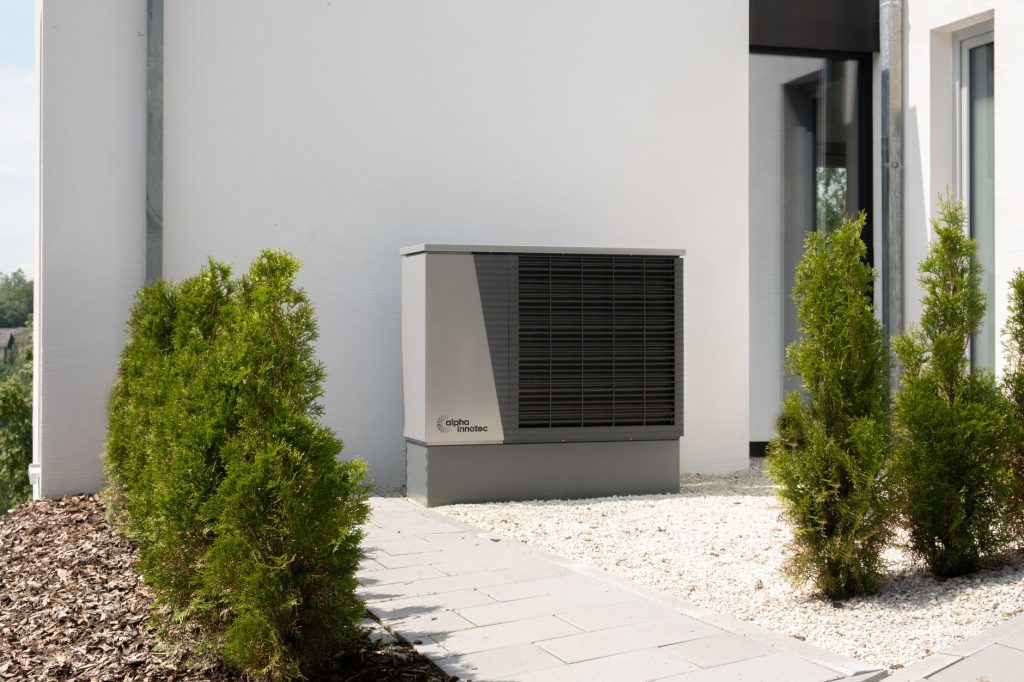 Gebäudereport 2026: saniertes Wohngebäude mit Wärmepumpe und Photovoltaik auf dem Dach