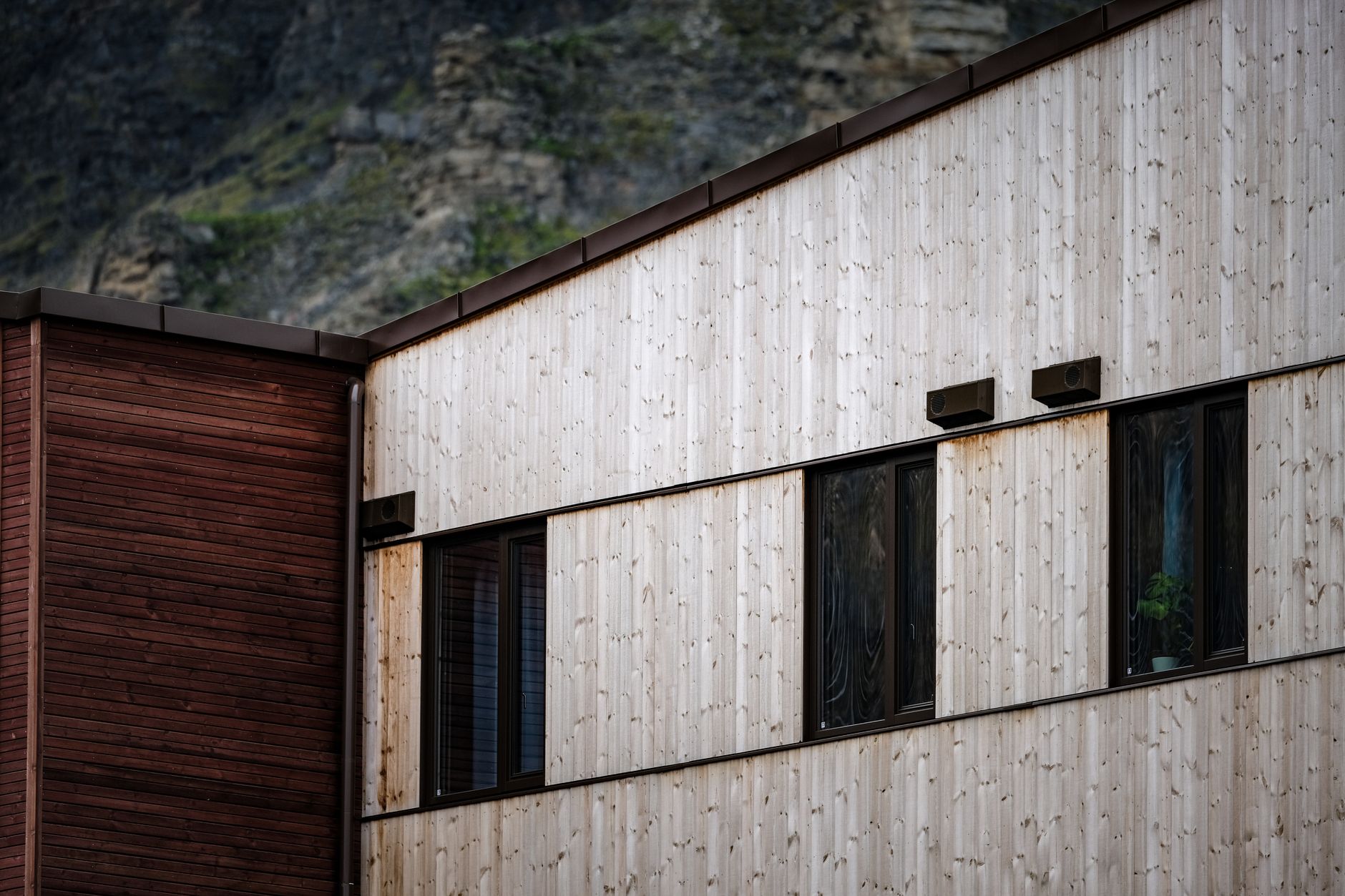 Klimafreundlicher Holzbau: mehrgeschossiges Gebäude mit sichtbarer Holzfassade