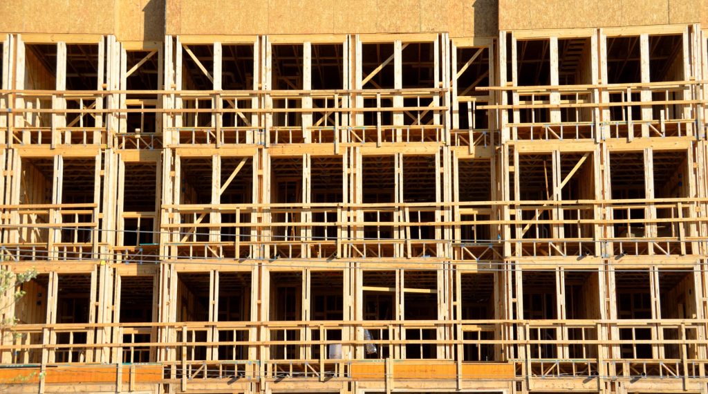 Klimafreundliches Bauen: Holzbau-Baustelle eines nachhaltigen Wohngebäudes