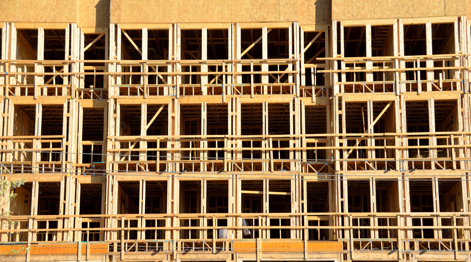 Klimafreundliches Bauen: Holzbau-Baustelle eines nachhaltigen Wohngebäudes