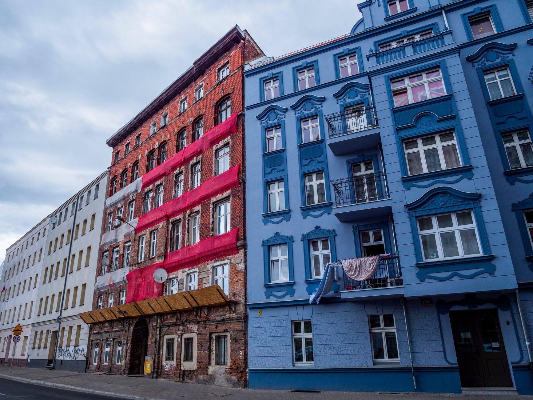 Klimaneutrale Quartiersentwicklung: saniertes Wohngebäude in einem städtischen Wohnquartier