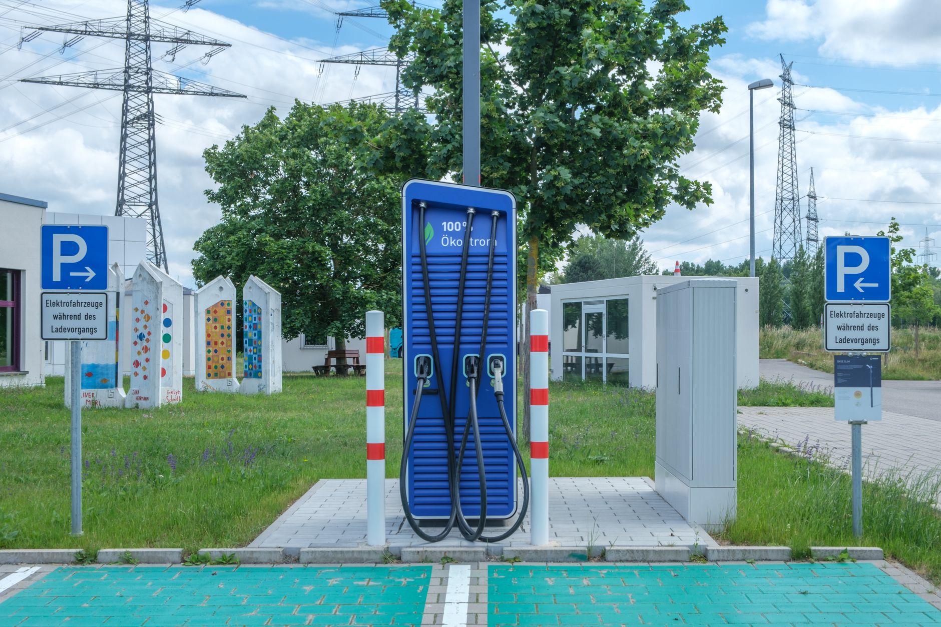Ladeinfrastruktur in Deutschland: öffentliche Schnellladesäule mit ladendem Elektroauto