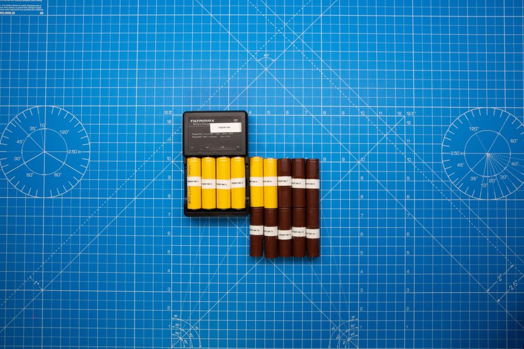Langzeit-Batteriespeicher Rigifa: Batteriecontainer einer Speicheranlage vor schottischer Küstenlandschaft