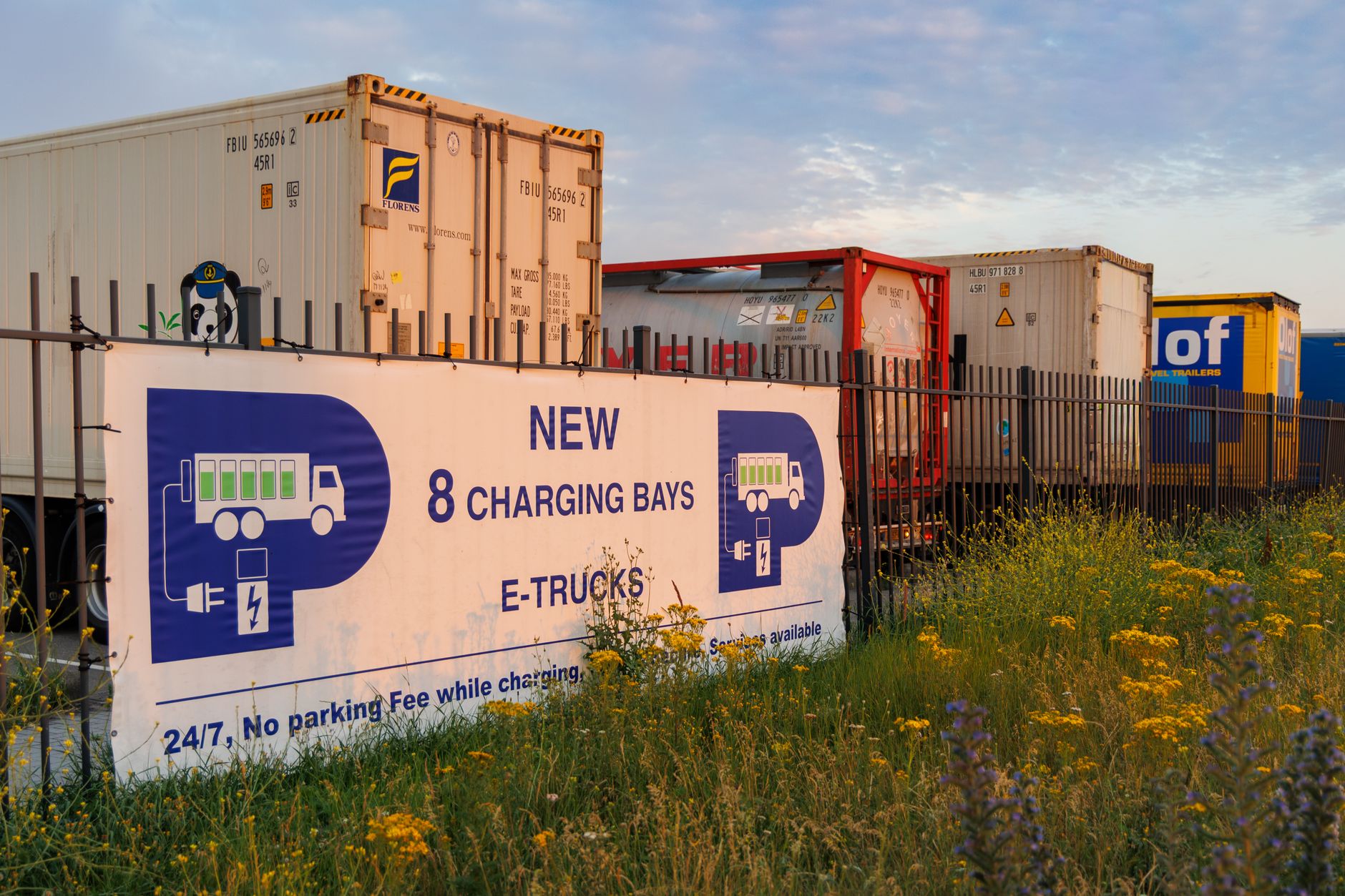 Megawatt-Laden für E-Lkw: Elektro-Lkw an einem Ladepark an der Autobahn