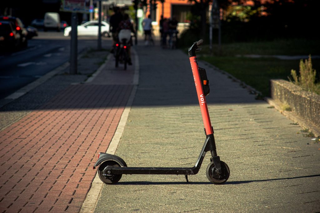 Mikromobilität in Städten: geparkte E-Scooter an einer Haltestelle im Stadtzentrum