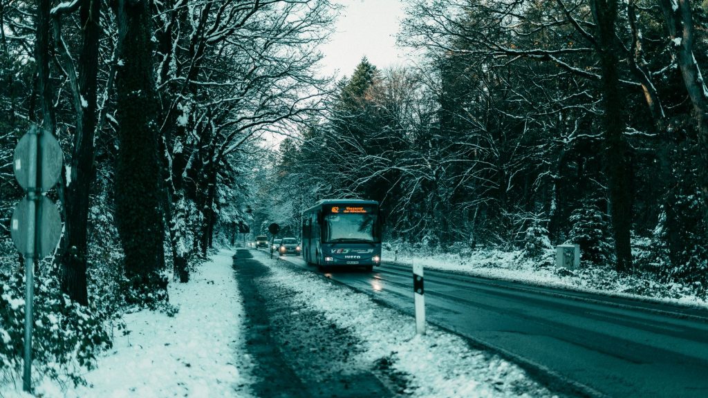 On-Demand-Verkehr im Landkreis: Kleinbus hält an einer Haltestelle in ländlicher Umgebung