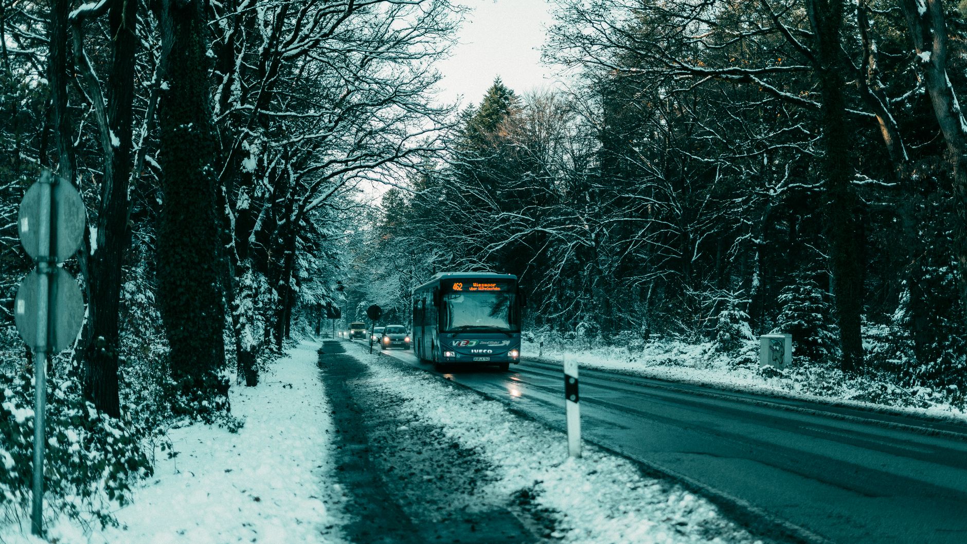 On-Demand-Verkehr im Landkreis: Kleinbus hält an einer Haltestelle in ländlicher Umgebung
