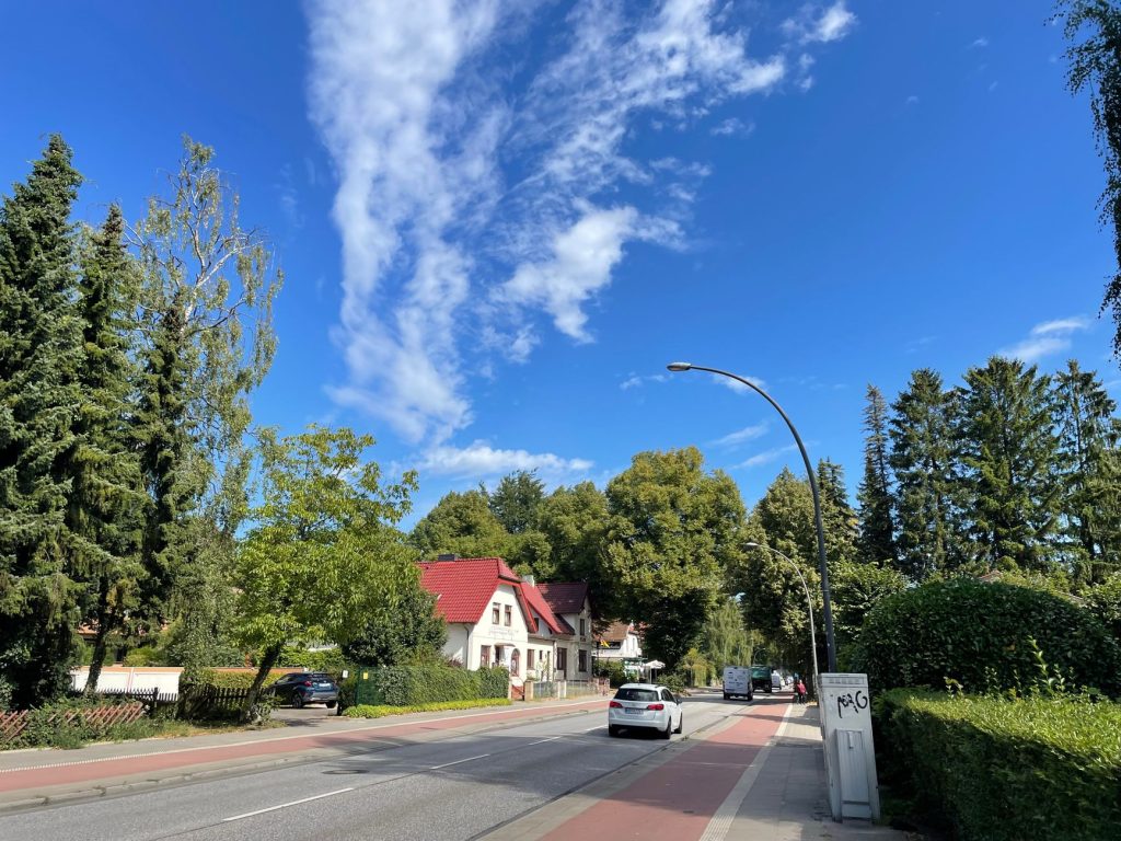 Radverkehr in Deutschland: geschützter Radweg mit Radfahrenden in einer Stadt