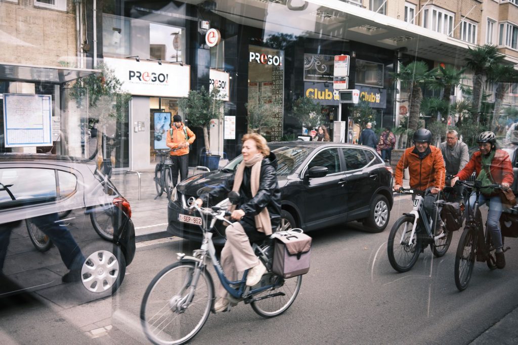 Radwegoffensive Wien: Radfahrende im dichten Stadtverkehr