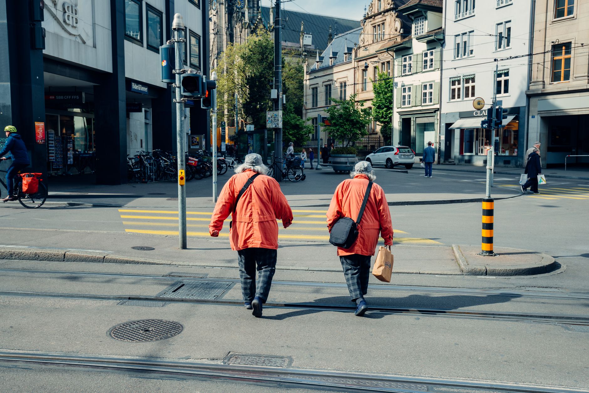 Superblock Test Basel: verkehrsberuhigte Quartierstrasse mit Sitzgelegenheiten und Grün