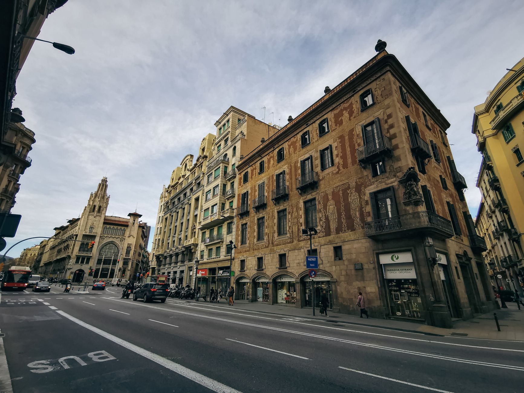 Superblocks in Städten: verkehrsberuhigte Quartiersstraße mit Bäumen und Sitzgelegenheiten