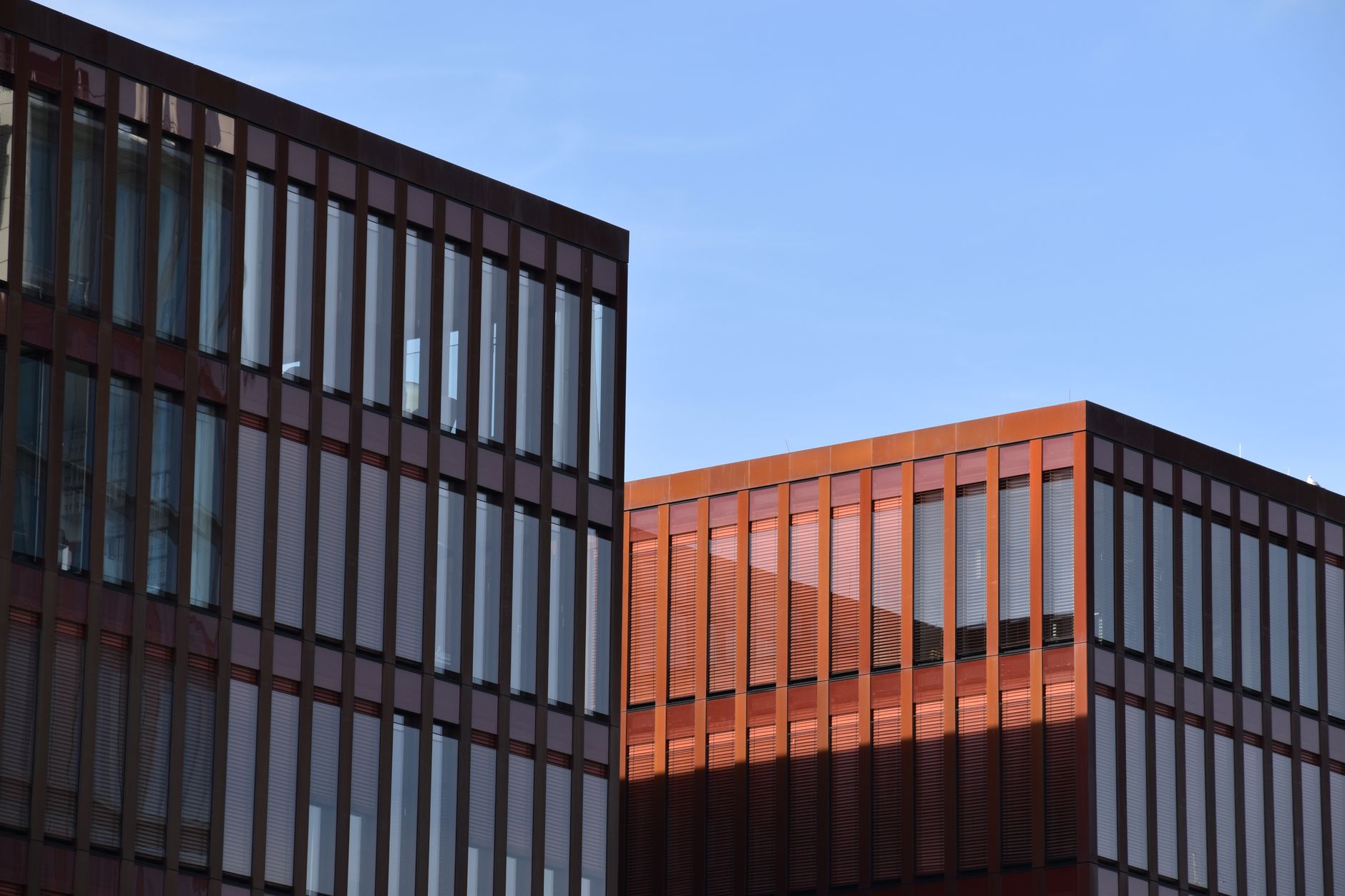 Umnutzung von Büroflächen: modernes Bürogebäude in der Stadt